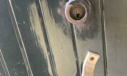 Porte claquée à Leers.